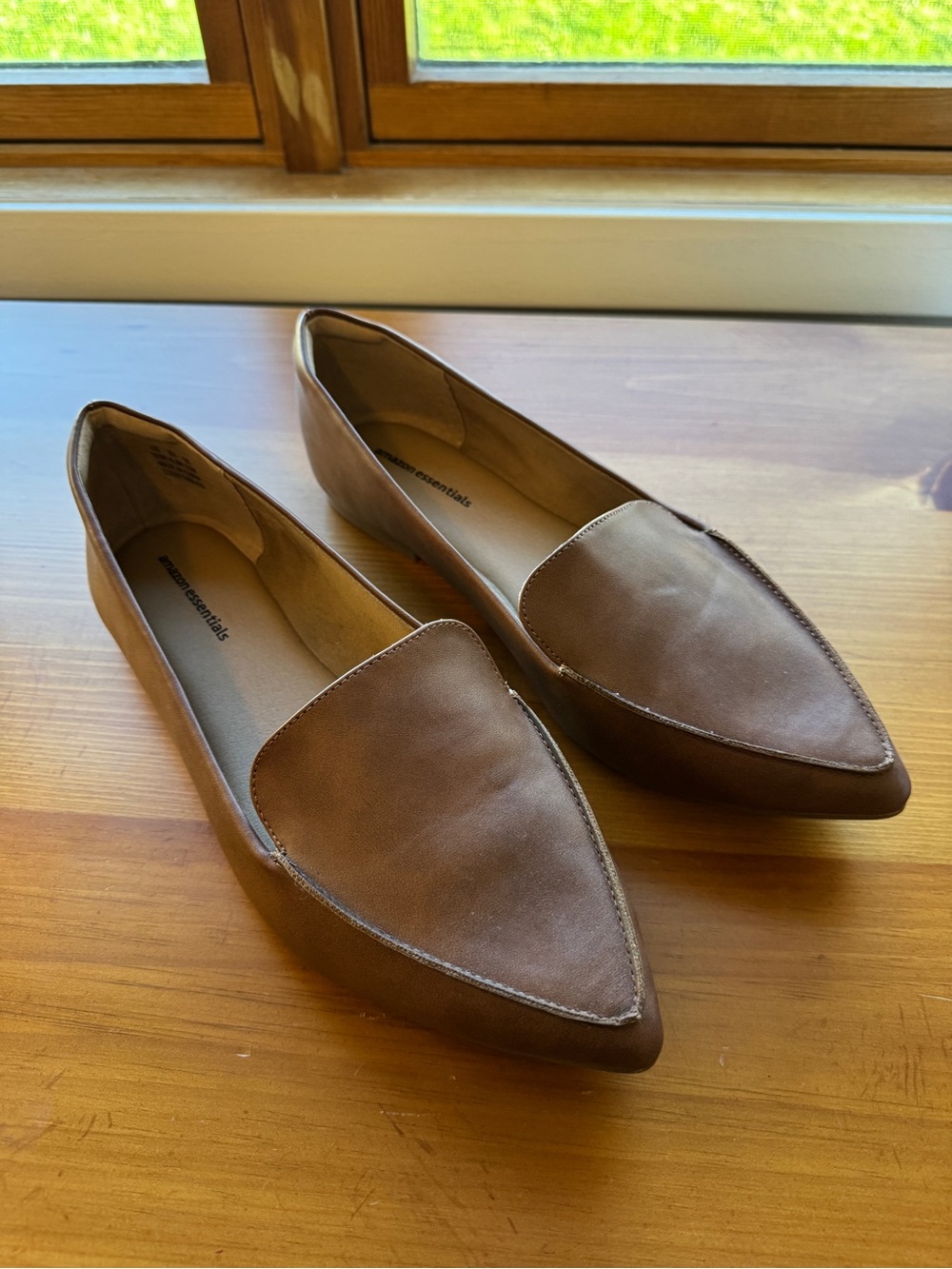 Amazon Essentials flats size 10.5 wide